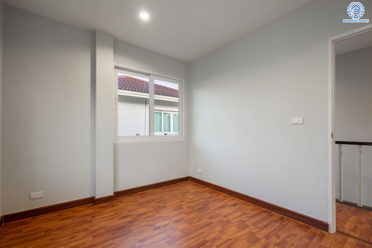 บ้านมือสองตกแต่งใหม่ ม.คาซ่าวิลล์ ราชพฤกษ์-รัตนาธิเบศร์2 แบรนด์ Q.House ต่อเติมครบพร้อมเข้าอยู่ เนื้อที่ 53.2 ตร.ว. ฟังก์ชันจัดเต็ม 3 ห้องนอน 3 ห้องน้ำ 1ห้องอเนกประสงค์ จอดรถได้ 2 คัน บนทำเลศักยภาพ ติดถนนราชพฤกษ์ และเพียง 10 นาทีถึงรถไฟฟ้า "สถานีบางรักน้อยท่าอิฐ"